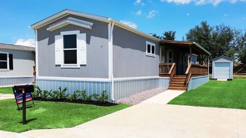 Introductie van dit uitnodigende huis in een nieuw opgerichte gemeenschap in Burleson, TX. Met 3 slaapkamers, 2 badkamers en een comfortabele leefruimte van 1.216 vierkante meter, combineert deze residentie modern design met een doordachte indeling e...