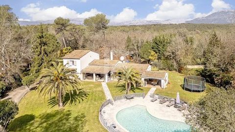 This spacious villa for sale offers around 200 m2 of living space, set in a vast garden of around 5,000 m2, comprising a swimming pool, a pool house, an independent flat and a double garage. Nestled in a quiet, secure domain, it is just a short walk ...