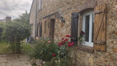 Située à Saint-Rémy-lès-Chevreuse (78470), cette charmante maison de ville offre un cadre de vie à proximité des commerces, des écoles et des transports. Nichée dans une commune préservée, vous serez séduit par un environnement verdoyant et une atmos...