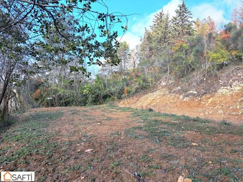 Une Maison bleue adossée à la colline à imaginer sur ce terrain de 1956 m2 constructible. Ce terrain en bordure de route est prêt à être viabilisé. Le réseau d'eau y'a été installé et le réseau d'électricité passe au pied du terrain. Prévoir un assai...