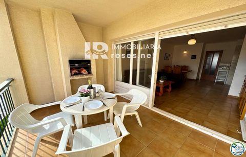 Energy Certificate: KYXX4RYY1 Charming apartment located in Santa Margarita, Roses, just 240 meters from the beach. The accommodation is located on the second floor of the building with an elevator, and it is a great opportunity as it has a tourist l...