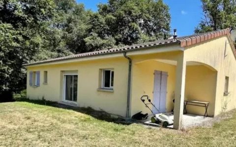 Pavillon de plain pied sur un terrain de 1000m2 clôturé, à cinq minutes de Saint Junien. Une pièce à vivre traversante avec ses grandes baies vitrées, cuisine équipée donnant sur une terrasse, partie nuit trois chambres, salle d eau, wc. Un garage Co...