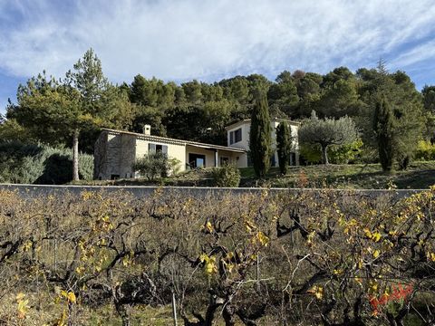 VAISON VENTOUX Immobilier vous propose dans l'un des plus beaux villages de France, cette villa contemporaine avec piscine, à la vue exceptionnelle, implantée sur une parcelle de 3310m2. Outre la vue, vous disposerez d'un cadre paisible, loin de tout...