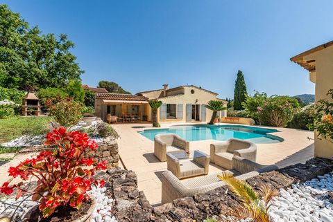 Charmante maison de 238 m² exposée plein sud, au calme et sans vis-à-vis. L'espace de vie bénéficie de belles hauteurs sous plafond, avec cheminée, une salle à manger et une cuisine indépendante. En complément sur ce même niveau, trois chambres de pl...