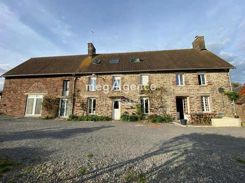 Maison en pierres 10 pièces exposée sud à SAINT-JEAN DES CHAMPS, à moins de 10 min de Granville et de la mer sur un terrain arboré (arbres fruitiers) de 2300 m². Cette maison en bon état général de 165 m² dispose d'un séjour de 35 m² comprenant une c...