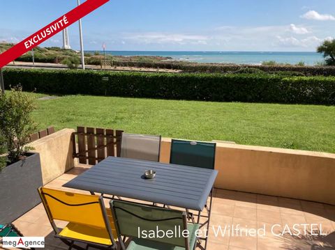 EXCLUSIVITÉ MEGAGENCE: Isabelle et Wilfried CASTEL vous proposent ce charmant appartement de type 1, bénéficiant d'une vue panoramique à couper le souffle sur l'océan! D'une surface de 24 m2, il se compose d'une entrée avec un grand placard / penderi...