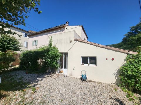 Située dans le charmant village de Meyrannes, cette maison de 127 m² sur un terrain de 318 m² bénéficie d'une exposition Ouest offrant une vue agréable sur le jardin. À proximité immédiate de l'école, cette propriété est idéale pour une famille. Elle...