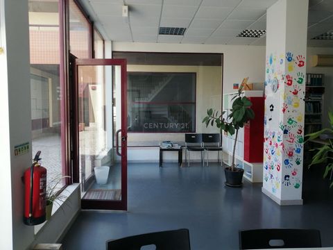 Situé à Oeiras, ce centre d’études est facile d’accès pour les étudiants de plusieurs écoles (regroupement scolaire dans la municipalité d’Oeiras, São Julião da Barra et Paço de Arcos) et est idéalement situé dans une zone animée. Équipé d’installati...