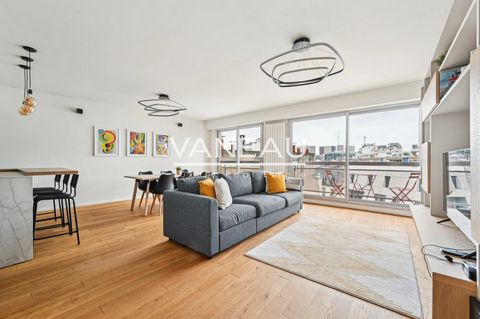 Idéalement situé à quelques minutes à pied du métro Commerce et des commerces, l'agence VANEAU vous propose ce bel appartement de 84.56m² pondérés (soit 83.25m² Carrez et 3.92m² de balcon) situé au septième étage par ascenseur d'un immeuble de bon st...