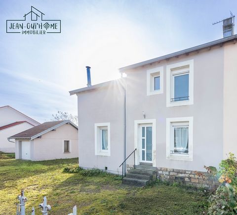 En exclusivité, sur un secteur très recherché, à proximité de toutes les commodités, je vous invite à venir visiter cette grande maison mitoyenne d'un côté de 134m2 avec 4 belles chambres sur une parcelle de 531m2 entièrement clos avec un garage indé...