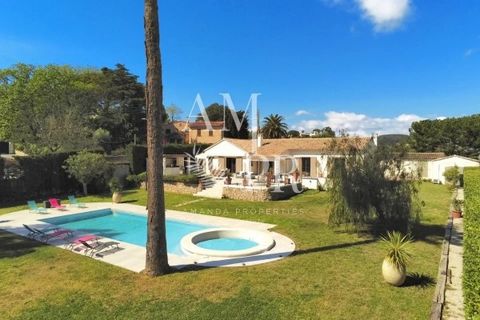 Notre agence vous propose dans le prestigieux domaine de Super Cannes une propriété de plain pied sur un terrain plat de 1900m² à cinq minutes de la mer et des commerces. La propriété qui jouit d'une vue panoramique sur la mer et les montagnes est co...