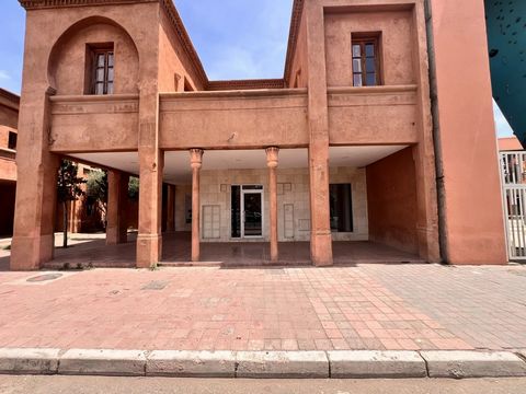 Ce local commercial situé à Marrakech offre un cadre idéal pour développer votre activité. Avec ses deux pièces spacieuses, l'espace est parfaitement conçu pour répondre aux besoins de divers types d'entreprises. La climatisation intégrée assure un e...