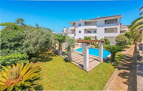 Location: Istarska županija, Medulin, Medulin. Istria, Medulin This beautiful apartment is located in the beautiful town of Medulin. It is located in a quiet street only 200m from the sea. Perfectly positioned since the location guarantees peace and ...