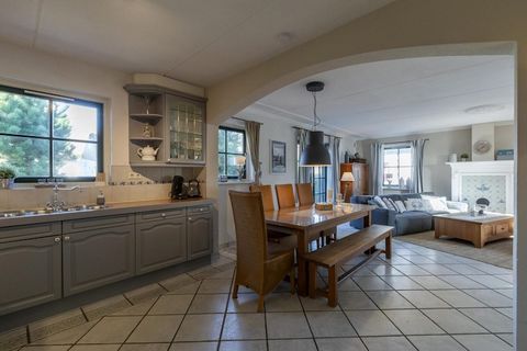 Buitenplaats 27 est meublé avec beaucoup de goût et de façon moderne avec une grande cuisine et une salle de bains spacieuse. La villa peut accueillir 5 personnes. La maison dispose d'un salon confortablement meublé avec des canapés spacieux avec por...