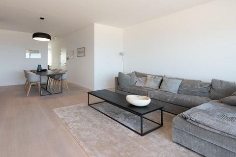 Cet appartement de 2 chambres récemment construit est situé au 2ème étage de la prestigieuse tour Residentie Ensor II, située dans le quartier d'Oosteroever. Il dispose d'une terrasse spacieuse avec mobilier de salon, parfaite pour se détendre en ple...