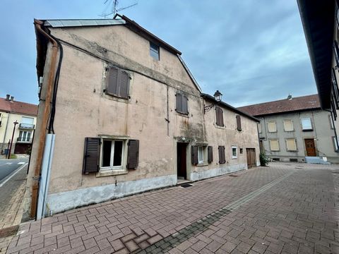 Idéalement située sur la commune de Sarralbe, à 15 minutes de Sarreguemines et 10 minutes de Sarre-Union. Proche des commodités. Venez découvrir cette maison de ville de 93 m². Vous trouverez au rez-de-chaussée, une cuisine, un salon et deux pièces e...