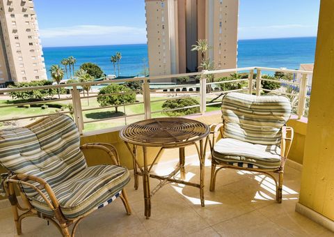 Discover the pleasure of living in paradise with this spectacular apartment in Campoamor. Enjoy uninterrupted views of the Mediterranean from your lounge and private terrace. Imagine waking up every morning to the sound of the waves and the glow of t...