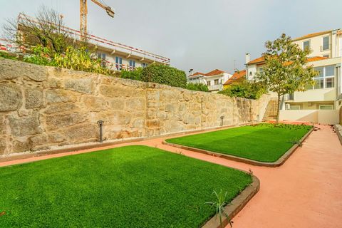 1+1 Bedroom apartment with an area of 72sqm with a garden with 105sqm in the center of Porto, with all kinds of services: pharmacies, supermarkets, hairdressers, gyms, pubs, bars, and restaurants, everything to make the most of your time. FINISHING M...