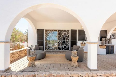 Deze nieuw gebouwde villa, gelegen in het serene landschap van Formentera, is voltooid in augustus 2019. Met een fris, modern ontwerp beschikt deze accommodatie over luxe interieurmeubilair en een natuurlijk palet aan materialen en kleuren die een vr...