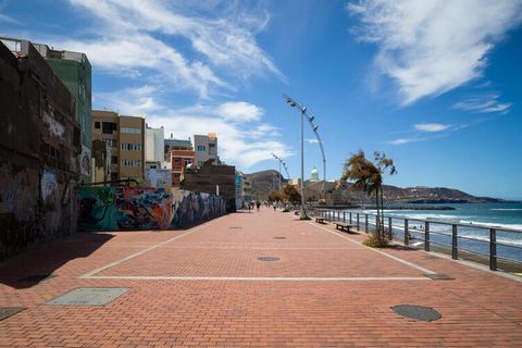 Découvrez cette charmante maison de vacances à Las Palmas de Gran Canaria, à quelques pas de la célèbre plage de Las Canteras, avec vue latérale sur la mer. D'une superficie de 35 m² et d'une capacité de 2 personnes, ce logement offre une atmosphère ...