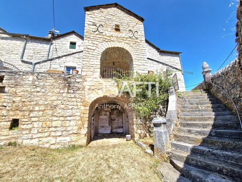 Idéalement située au coeur d'un hameau du Causse Méjean, à 10minutes de La Malène et à 20minutes de Meyrueis, venez découvrir cette ancienne maison en pierre rénovée avec goût avec son jardin attenant de 700m2. Elle est composée d'une terrasse de 40m...