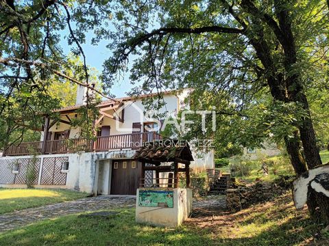 A 5 mn de la ville de Cahors, je vous propose une maison de 1977 à rafraîchir. Elle dispose d'une superficie de 134m2 sur une parcelle d'un peu plus de 3000m2. Au niveau habitation, vous trouverez une pièce à vivre avec sa cheminée et sa belle hauteu...