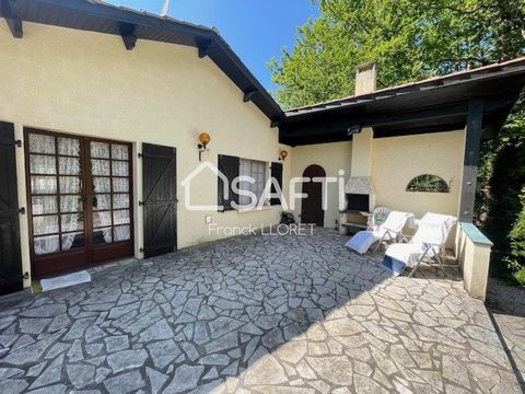 SAFTI offers you a house located in Grayan-et-l'Hôpital (33590). This property enjoys a privileged environment between the sea and the countryside, offering a peaceful and authentic setting. Facing south with an east-west orientation, it promises ple...