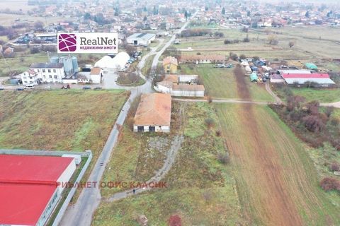 The price includes VAT! Regulated plot of land in the industrial zone of the village of Petkovo, municipality of Petkovo. Elin Pelin, with asphalt access and facing two streets. Designed for the construction of warehouses, industrial and commercial a...