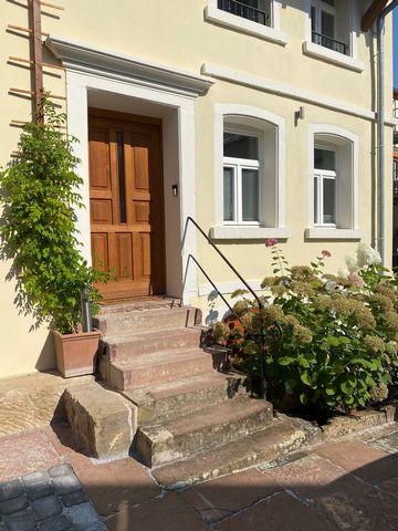 Ruhige, kuerzlich sanierte Wohnung im EG in der Altstadt von Waibstadt, alle Dinge des täglichen Bedarfs fußläufig erreichbar. Bahnhof mit Verbindung nach Heidelberg / Mannheim in 5min zu Fuß erreichbar. sehr schnelles Internet inklusive Außensitz mi...