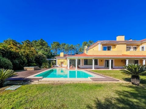 Villa mit 5 Schlafzimmern, in der exklusiven und privaten Eigentumswohnung im Quinta do Perú Golf & Country Club, mit Portier und Sicherheit 24 Stunden am Tag. 3-stöckige Villa mit 390 m2 Bruttobaufläche auf einem Grundstück von 2.520 m2. Es verfügt ...