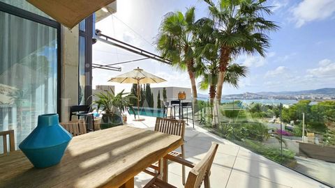 De kwintessens van deze luxe designvilla is de strakke, moderne architectuur en de nabijheid van de zee, een spectaculair uitzicht op de zee en de baai van Talamanca, de haven, het oude centrum van Dalt Vila en Formentera. Het kubusvormige ontwerp re...