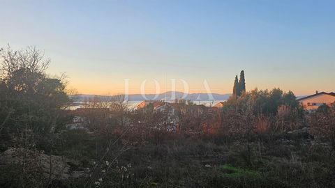 Location: Primorsko-goranska županija, Malinska-Dubašnica, Malinska. A building plot of 898 m2 with a view of the sea in the vicinity of Malinska is for sale. The infrastructure is in the immediate vicinity, and an asphalt road leads to the plot. The...