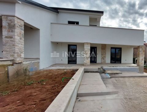 Dans une petite ville près de Poreč, une villa moderne jumelée avec piscine est à vendre. La villa a une superficie utile nette de 123,22 m² et se déploie sur deux niveaux : rez-de-chaussée 80,50 m² et étage 42,72 m². Au rez-de-chaussée, on trouve un...