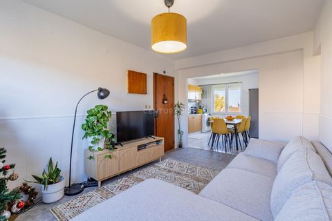 If you're looking for a well-located 3-bedroom flat in Alverca, you've just found it. As soon as you enter the property, you'll fall in love with how cosy it is. Not to mention the natural light. Living room with a closed balcony, to which one of the...