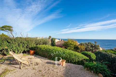 Das Hotel liegt in einer privaten und sicheren Domäne am Meer, eine charmante Gartenwohnung von ca. 65,89 m² Loi Carrez mit Meerblick, Terrasse und Garten. Es besteht aus einem attraktiven Wohnzimmer, das sich auf eine Terrasse und den Garten öffnet,...