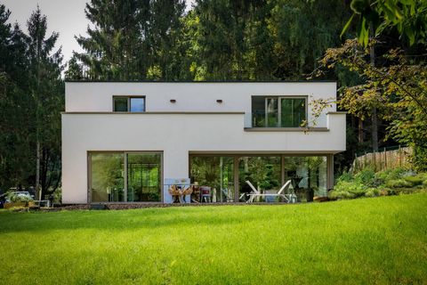 En la parte baja del barrio de Sept Fontaines, en la frontera entre Rodas-Saint-Genèse y Beersel, esta luminosa villa contemporánea de 2016 seduce con su arquitectura decididamente centrada en los bellos espacios y la luz. En una calle tranquila, enc...