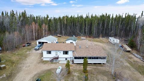 Gelegen aan de prestigieuze Ramsey Bay, 12 Lakeview Drive in Weyakwin Lake, Saskatchewan, biedt een unieke kans als de grootste en meest gewilde kavel in het gebied, compleet met potentieel voor onderverdeling. Deze woning is perfect geschikt voor di...