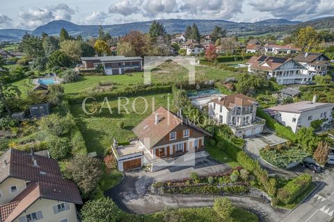 Caroli real estate offers you an exclusive house with panoramic views of the mountains and the lake, located in a peaceful environment in the town of Annecy-le-Vieux. Great potential for this house with a living area of approximately 172 m2 and a bas...