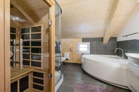 Erleben Sie Komfort und Entspannung in unserem schönen 100 m² großen Chalet, das ideal für bis zu 8 Personen geeignet ist. Mit vier gemütlichen Schlafzimmern, davon drei mit Doppelbetten und eines mit zwei Einzelbetten, sorgt dieses Chalet für eine e...