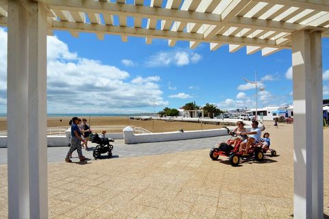 Cet appartement moderne de Playa Honda avec 2 chambres est une hébergement à la mer. Il y a une belle terrasse offrant une vue imprenable, ce qui en fait le séjour idéal pour les couples et une famille. Le front de mer à Playa Honda est à seulement 1...