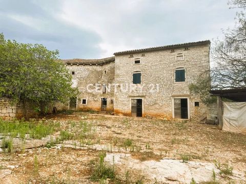 We present to you a beautiful old-stone terraced house, located in the quiet settlement of Cukrići, within the municipality of Svetvinčenat. This spacious property of 220 m2 offers a unique opportunity to become the owner of an authentic antique hous...