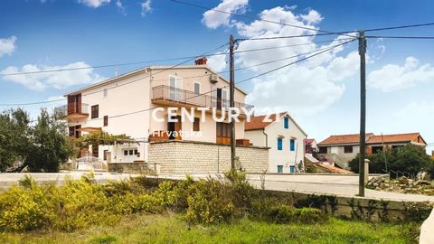 KUKLJICA, CETAR, VRIJSTAAND HUIS, HUIS MET TWEE VERDIEPINGEN!   In het prachtige Kukljica nabij het stadscentrum staat een groter vrijstaand huis te koop, een huis met twee verdiepingen. Het is gebouwd van 2008 tot 2010, bestaat uit begane grond, eer...