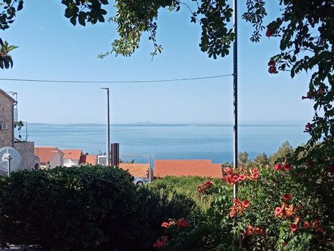 Günstiges Gästehaus in Ivan Dolac, Hvar, mit Meerblick! Dieses bemerkenswerte Anwesen liegt im malerischen Dorf Ivan Dolac auf der Insel Hvar und bietet einen atemberaubenden Panoramablick auf das Meer und einen unschlagbaren Küstenlebensstil. Erstkl...