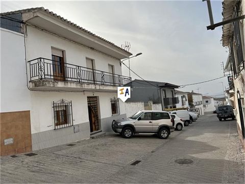 Esta espaciosa casa adosada de 192 m2 construidos, 7 dormitorios, 2 baños y jardín está situada en La Rábita, cerca de la histórica ciudad de Alcalá la Real, en el sur de la provincia de Jaén en Andalucía, España. Ubicada en una calle ancha con estac...