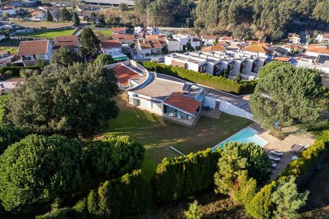 Gelijkvloerse T3 Viilla met een bruikbare oppervlakte van 300,00 m² met enorme tuin, zwembad en externe berging. Huis ontworpen door het beroemde bureau van architecten Álvaro Siza Vieira (Pritzker Prize Winner in 1992). Alle kamers hebben toegang to...