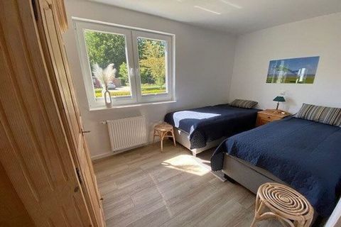 Im Nordseebad Dangast liegt diese EG-Wohnung nur wenige Schritte vom Meer entfernt. Das lichtdurchflutete Erdgeschoss ist sehr gut ausgestattet. Im Wintergarten lädt eine große Einbauküche mit Essecke vor bodentiefen Fenstern zum Kochvergnügen ein; d...