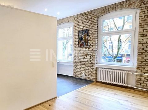 Bent u op zoek naar een gemoderniseerde woonoase op een toplocatie met balkon? Dit prachtige appartement in Schöneberg biedt een ideale woning op een van de meest gewilde locaties van Berlijn. De zonnige en rustige sfeer van het appartement nodigt u ...