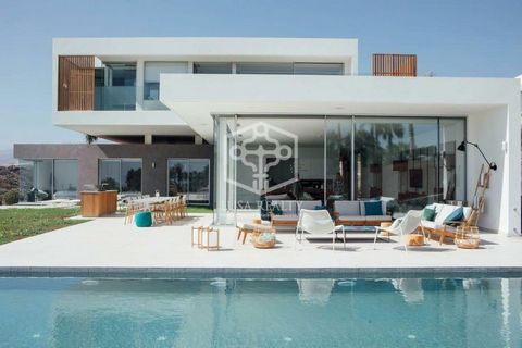 Для тех, кто любит начинать все с нуля. Представляем Custom Villas - роскошные участки на курорте Абама, с которых открывается захватывающий вид на Атлантику, поле для гольфа и остров Ла Гомера. Владельцы и гости имеют доступ ко всем удобствам курорт...