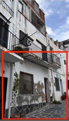 Este encantador piso en planta baja en venta está ubicado en Cadaqués, una verdadera joya de la Costa Brava en España. Cadaqués es un pueblo pintoresco que cautiva a todos con su belleza y su singular encanto. El piso en planta baja cuenta con aproxi...