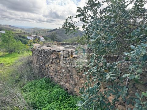 Fantastisches Grundstück von 1840m2 mit Baugrundstück von 58,20m2. Ungestörter Meerblick. Das Grundstück befindet sich 20 Minuten von Tavira und allen Annehmlichkeiten entfernt. Ideal für einen ruhigen Rückzugsort, ohne zu isoliert zu sein.